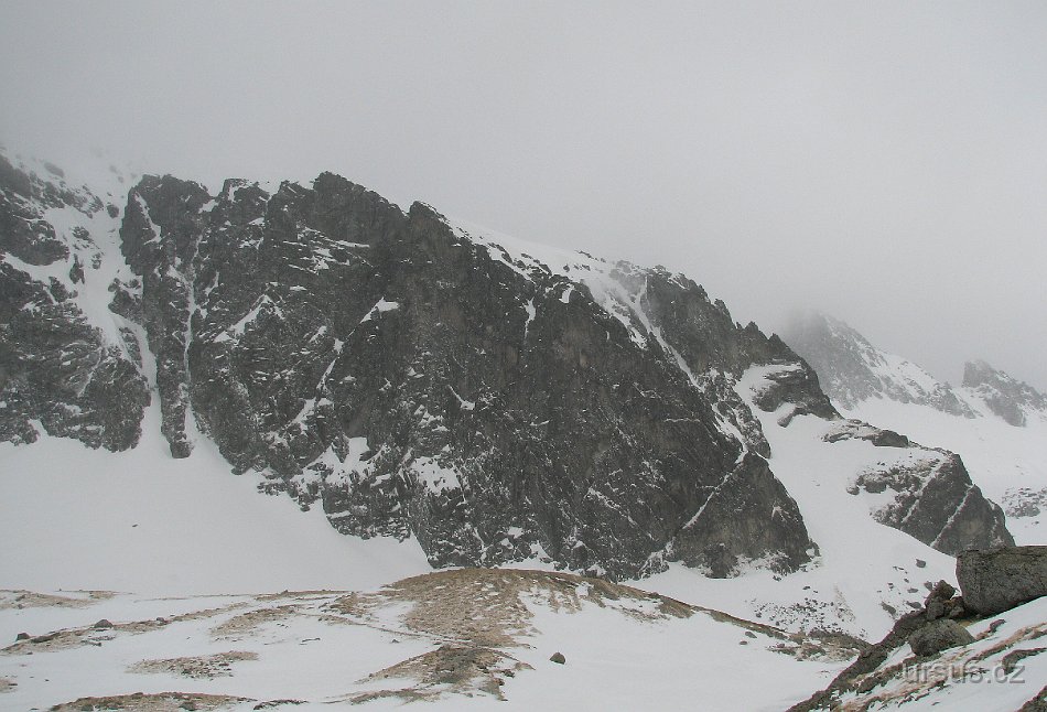 tatry 064.jpg - Po poledni se ovšem vítr trošku uklidnil a my se rozhodli vyrazit. Jako "aklimatizační" cestu jsme zvolili výraznou římsu přetínající stěnu Javorového štítu. Tato cesta není dlouhá a navíc jsem ji už znal, proto nám na odpoledne ideálně vyhovovala.